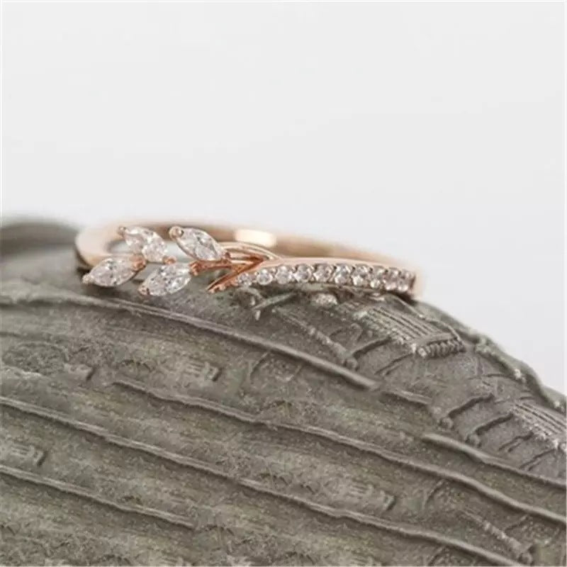 Glamorous Eternity Leaf Zircon Wedding Band Ring
